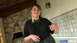 Un bărbat fute în cur o curvă franceză blondă amatoră și grasă în lenjerie intimă