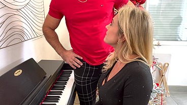 Miss Alice Wild voulait se mettre au piano, mais...