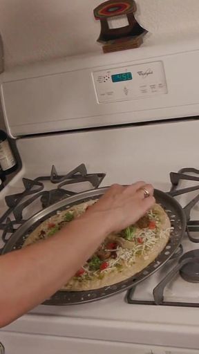 Office Pizza Party Giantess Featuring Sinn Sage