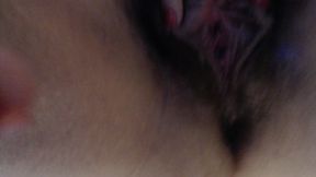 gros plan sur ma chatte poilue. tu rafoles de mes grosses levres. j ́urine dans...
