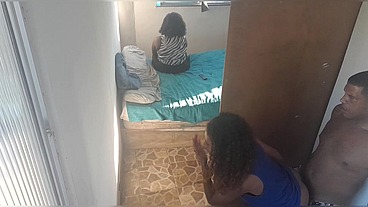 Fudendo minha enteada enquanto minha esposa faz as unhas
