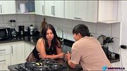 amateur colombiana ardiente tiene sexo en la cocina con su roomie