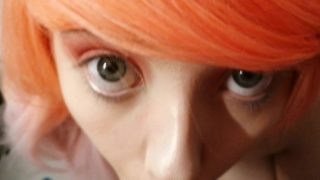Een mollige zeemeermin-cosplayer geeft een slordige POV-fellatio.