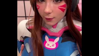 Amateur D.Va cosplayer met grote borsten geeft intens oraal genot.
