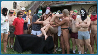 Intense groepsseksorgie voor Suzan Wenera: ruige anale penetratie, fellatio en wilde orgasmes.