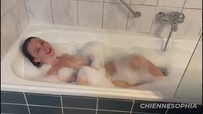 apres mon gangbang de l apres midi je voulais prendre un bain mais une seance...