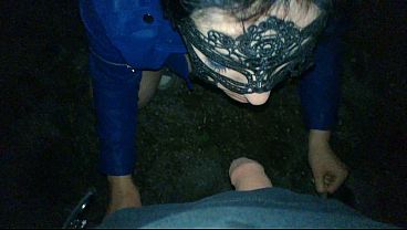 My ex-girlfriend lets me fuck her sweaty pussy in the middle of the park