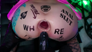 Dziewczyna z dużymi cyckami przyjmuje potężny fisting i podwójną penetrację dildo