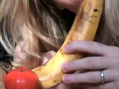 Deutsche Amateurin steckt sich eine Banane in den Arsch