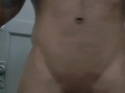 Hetero pillado masturbandose en el baño público