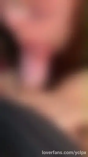 ❤️‍🔥6 minutos de video mamando un pene con vitiligo. ❤️‍🔥💦 Le babeo todo el pene a mi veci mientras me sostiene mi cadena de perrita, suena exquisito como me lo mete hasta la garganta, espero lo disf…