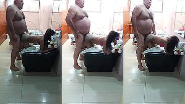 NOVINHA GOSTA DE FAZER DE QUATRO NO SOFA