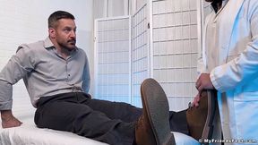 MyFriendsFeet: Chris Rockway licks and worships his muscular patient Rileys bare feet