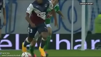 JOGADOR THOMAS TOUR&Eacute_ ESCORREGA NO CAMPO E MOSTRA O DOTE