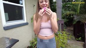 lola leda amatuer peeing her tight jeggings while smoking