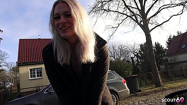 German Teen talk to Risky Cheating Fuck at First Date with Stranger in his car diretly in Berlin City without condom
