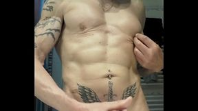 je pisse et me branle &agrave_ poil dans ma salle de bains, vid&eacute_o compl&egrave_te non flout&eacute_e.