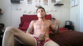 ”Amateur Tatted Robbie Beats Off On Cam”
