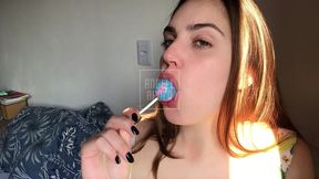 punheta guiada-garota safada chupando e metendo o pirulito fingindo ser seu pau