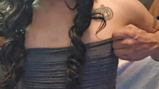 Amatorskie, domowe klipy przebierających się facetów w wysokich obcasach i bieliźnie, zadowalających swoje tyłki dildosami