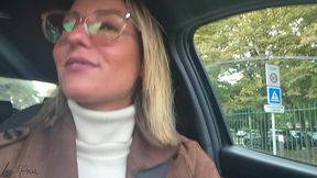 je me doigte la chatte et le cul a l arriere de ma voiture