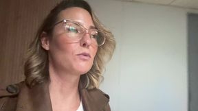 je me doigte la chatte et le cul a l arriere de ma voiture