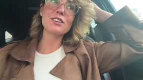 je me doigte la chatte et le cul a l arriere de ma voiture