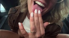 je me doigte la chatte et le cul a l arriere de ma voiture