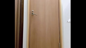 朝1番のトイレでおしっこ正面撮り