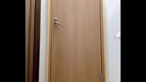 朝1番のトイレでおしっこ正面撮り