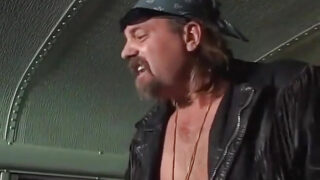 Brian Surewood "xử" cô gái 18 tuổi Leah Stevenson với vòng ba săn chắc