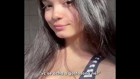 Shorts jeans, regata justa e muita vontade &ndash_ Debora Mendes se exibe e goza sozinha no banheiro