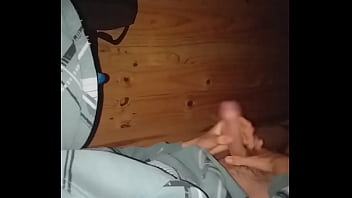 Novinho batendo punheta