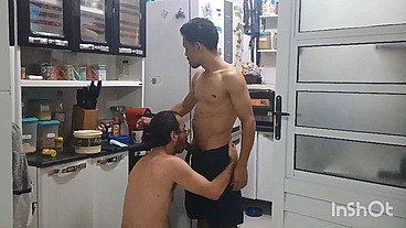 Transando com o Anthony na cozinha apos fazer o café. Um troca troca gostoso.