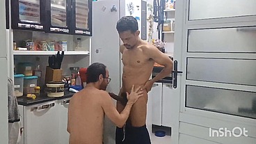 Transando com o Anthony na cozinha apos fazer o café. Um troca troca gostoso.