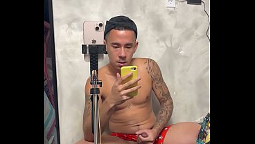 Provando o pijama novo e a rola ficou dura