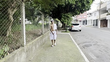 Amigos levam mavambo que estava na rua com piroca marcando no short e leva pra tomar leitada