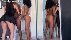 ele chegou de mansinho e pegou nos duas no flagra fazendo sacanagem e comeu o cu das duas