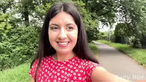 Amateurmeisje loopt in een openbaar park zonder slipje en plas op zichzelf