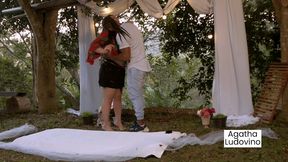 ele me pediu em casamento, mas fui eu quem deu o anel e isso tudo no meio da mata