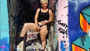 tu aimerais me prendre sur ces escalier a la vue de tout le monde