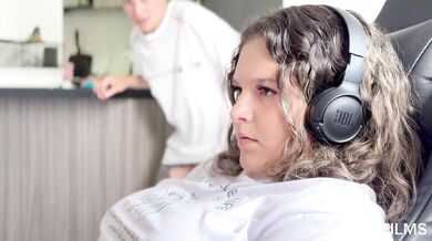 SUCK ME WHILE I PLAY! My friend gives me her tongue in the wet pussy