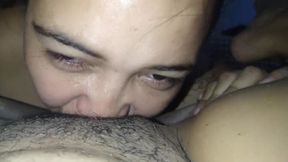 La veterinaria con un delicioso co�o peludo cuida de su mascota y empieza