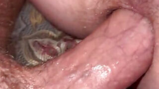 Primer plano intenso de sexo anal sin protección para papás gays aficionados estadounidenses cachondos que termina con una mamada caliente y eyaculaciones.