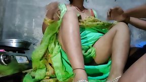 देसी इंडियन भाभी को रसोई में रोटी बना रही थीं उसकी जबरदस्त चोदा हिन्दी क्लियर आवाज में new year 2022 best video