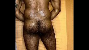 Peludo Musculoso no Banho