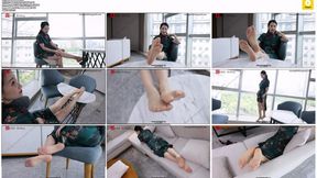 Xiao Jie, a classically beautiful woman, wore a cheongsam and nude stockings, displaying her beautiful feet and legs on my sofa.