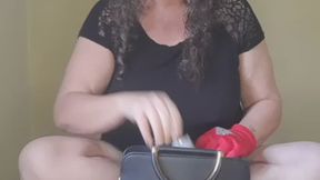 Milf´s lost glove turns into a naughty surprise