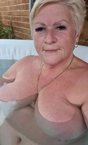 Cum join me in my hot tub in the rain