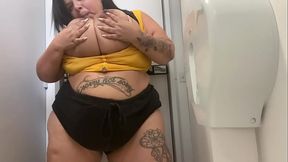 Safada dos banheiros ataca novamente e enfia bolinhas no cu e goza no banheiro do hospital - Mary Jhuana